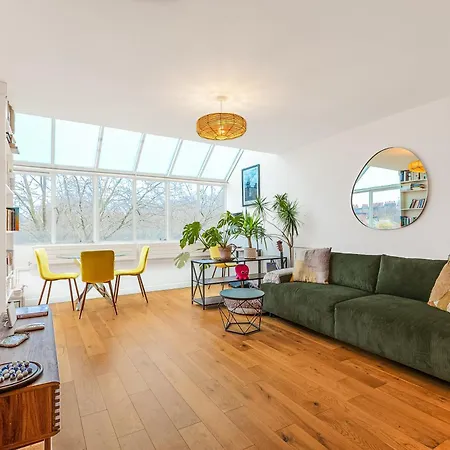 Filled With Light 1Br Apt W Balcony, London Centre